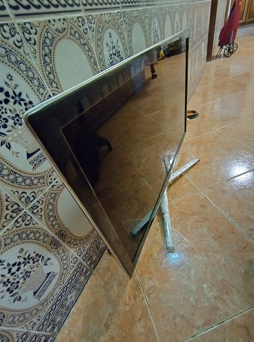 Televisão Samsung UE40C7000 40” LED Full HD Smart TV | com problema no ecra