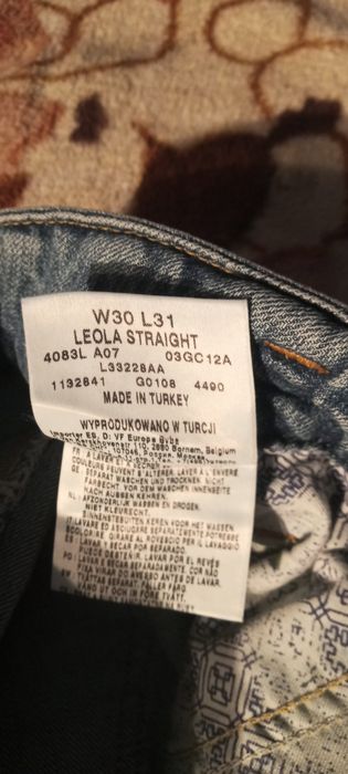 Niebieskie damskie spodnie jeansowe.