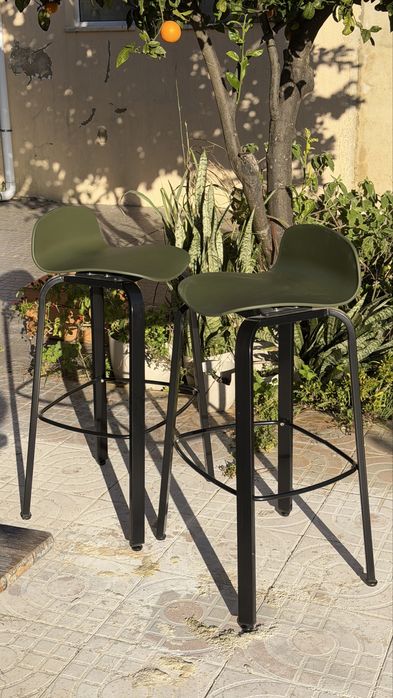 Bancos altos de bar novos