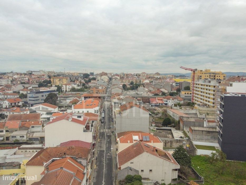 Apartamento T0, com varanda, na Rua Costa Cabral, Porto