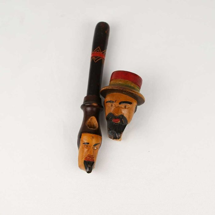 Invulgar cachimbo em madeira talhada e pintada à mão