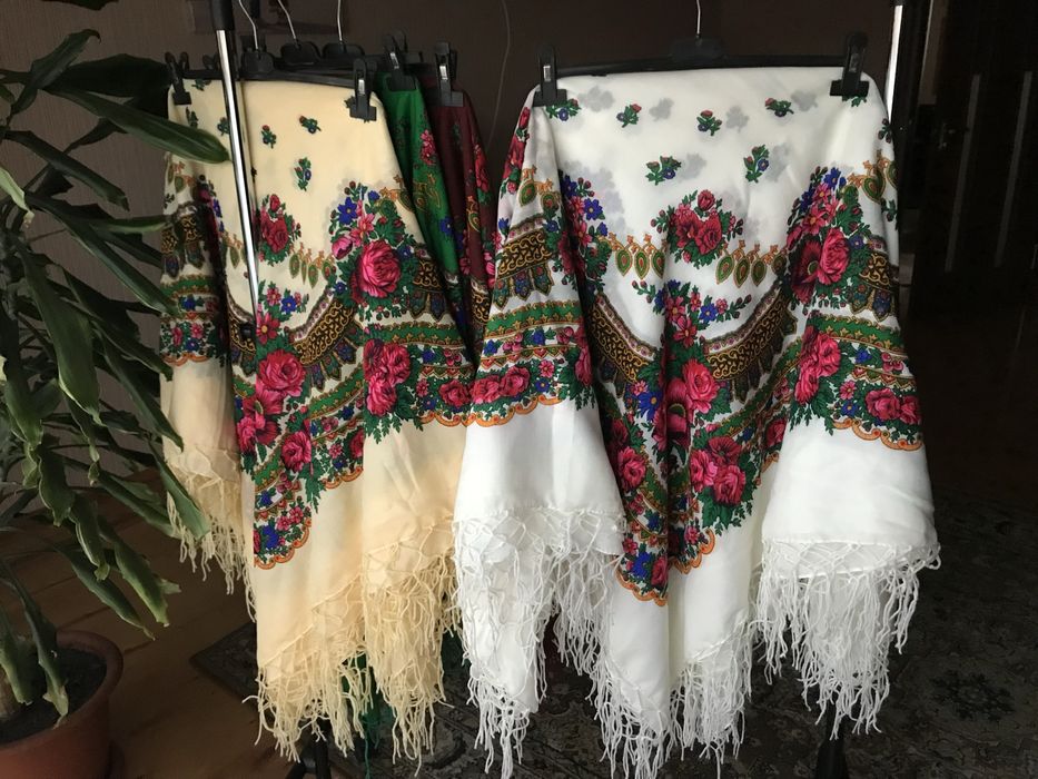 Хустка в украінському стилі різного розміру