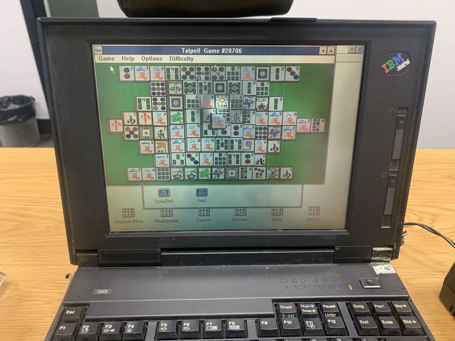 Stary tablet IBM chyba 1995 lub straszy dziala - z ladowarka
