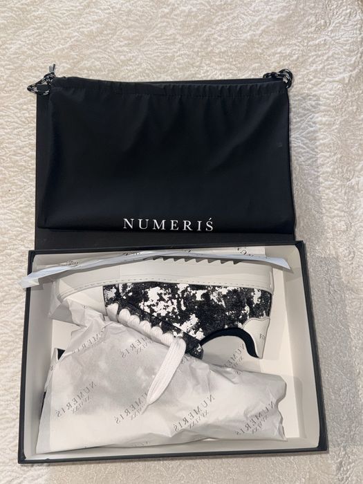 Numeris Pigment Black and White