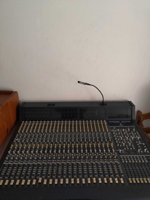 Mesa de mistura Behringer Eurodesk MX9000
