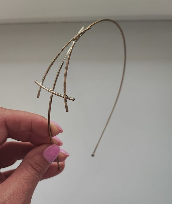 Обруч на голову з прикрасою.