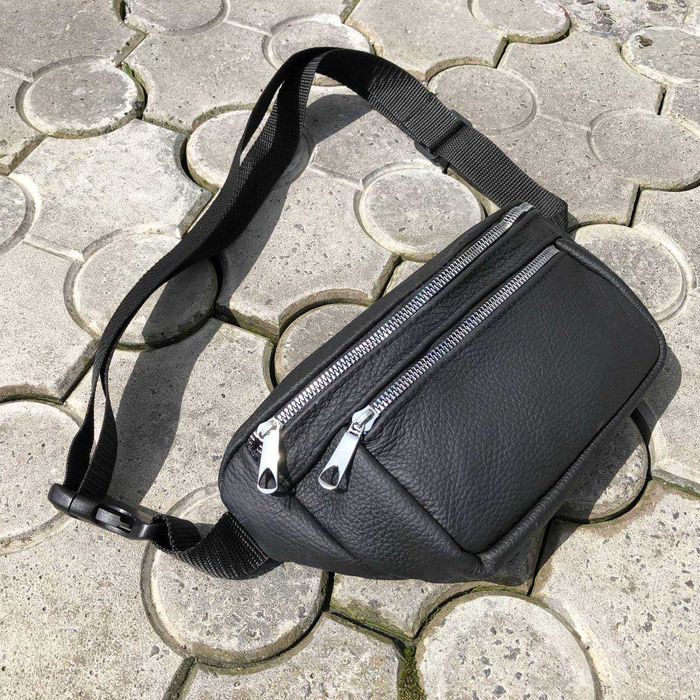 Кожаная качественная бананка c серебряным замком. Цвет: черный.