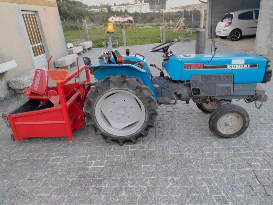 Trator Mitsubishi sem matrícula com alfaias