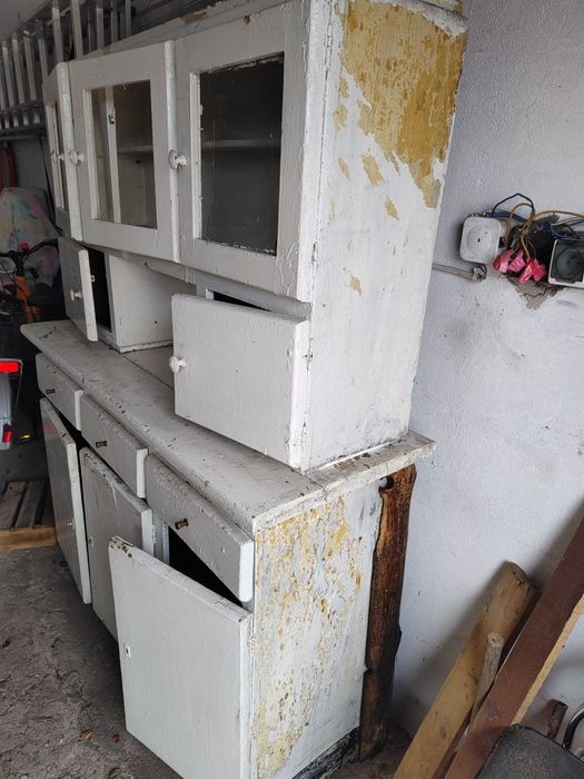 Kredens z czasów PRL