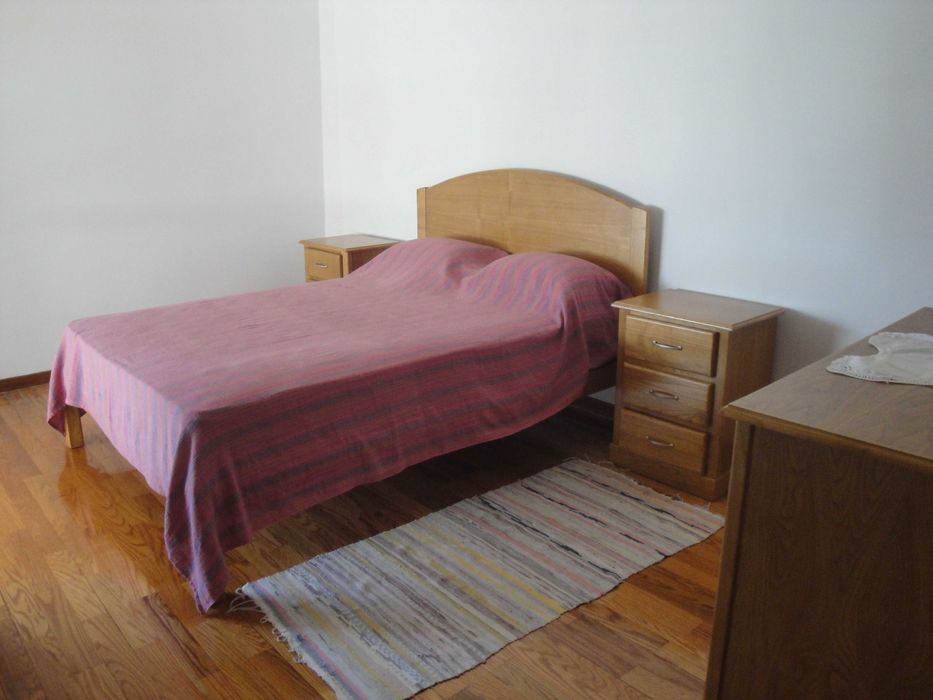 Arrenda-se apartamento mobilado T2, estudantes ou casal, a 10 minutos do centro de Lisboa, junto ao metro de Odivelas. Área calma bons espaços verdes.