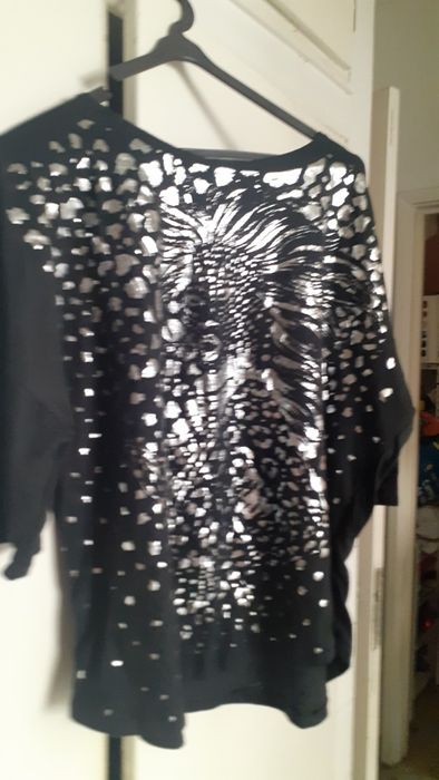 Blusa preta de algodão  com motivos  prateados tamanho large manga pel