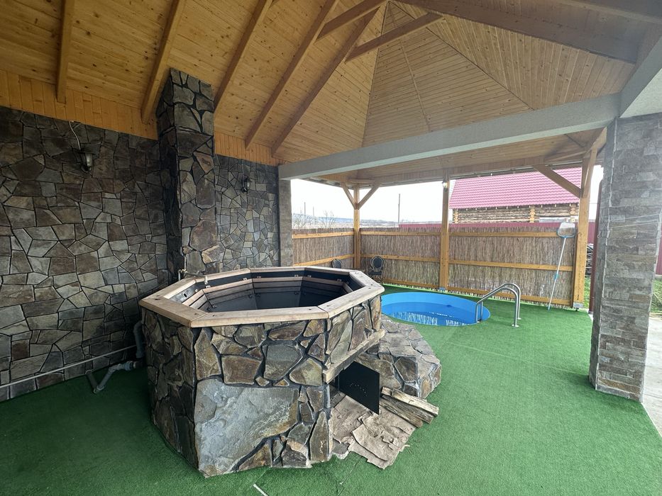 Деревяний будиночок біля термальних вод Косино