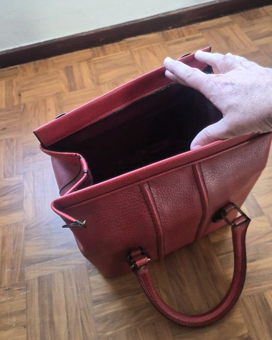 Mala vermelha de senhora