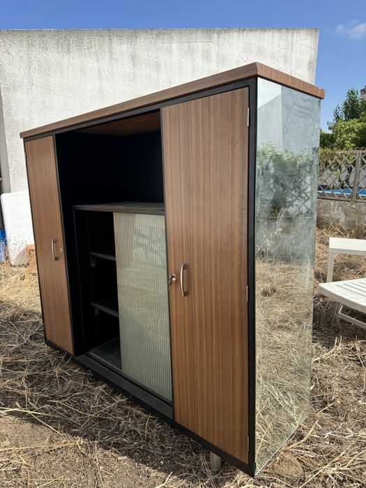 Armário em ferro e madeira