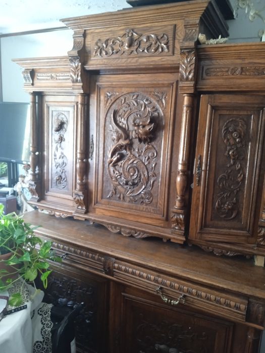 Duży drewniany rzeźbiony kredens