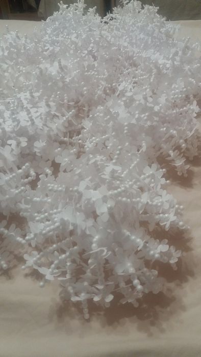 Праздничный или свадебный красно-белый декор