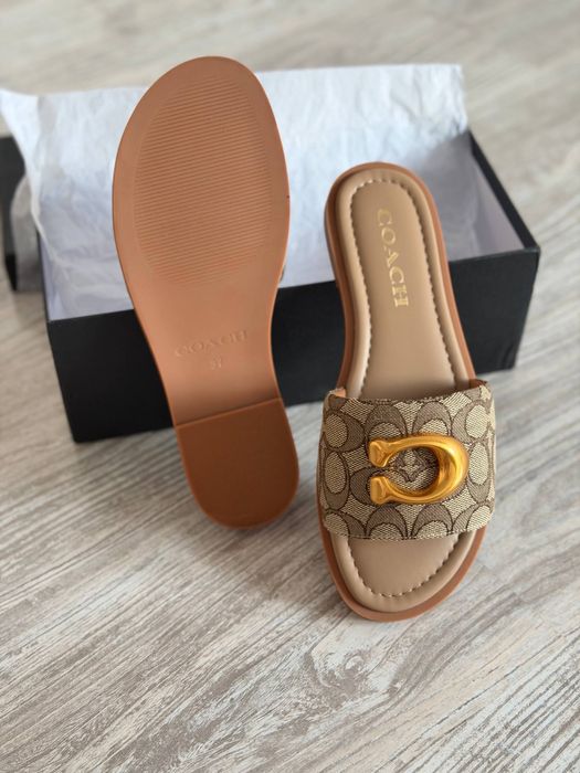 Шлопанці Coach в наявності