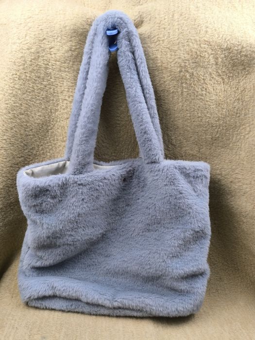 Jasnoszara torba na ramię z futerka cleve