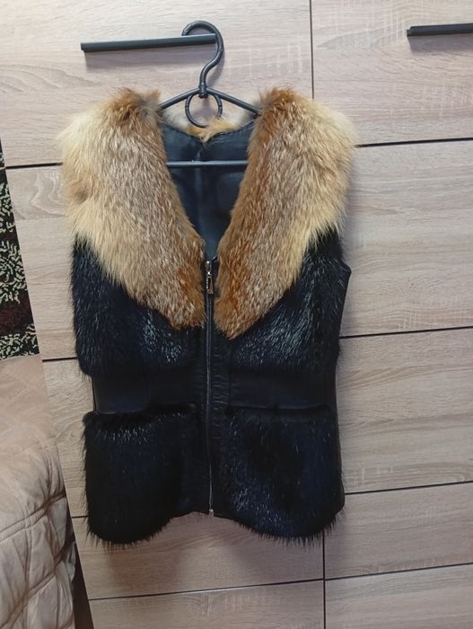 Шкіряна жилетка з лисячим хутром