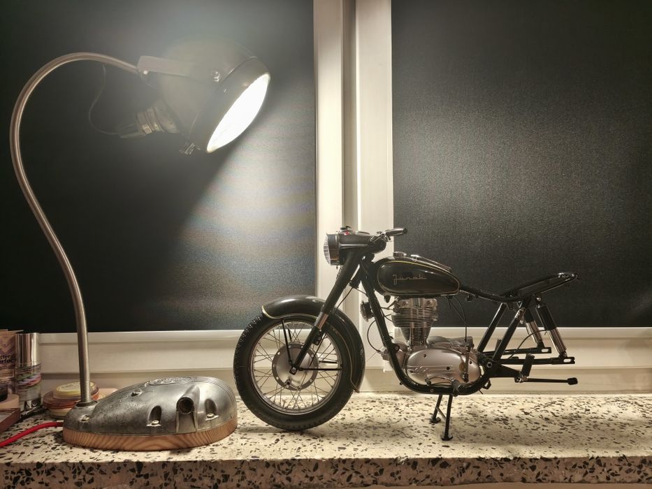 Lampa z części motocyklowych – ręcznie robiona, loft / garaż / prezent