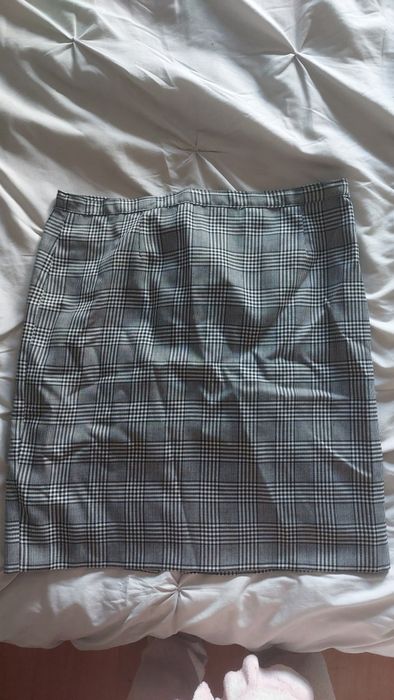 Saia xadrez preta e branca