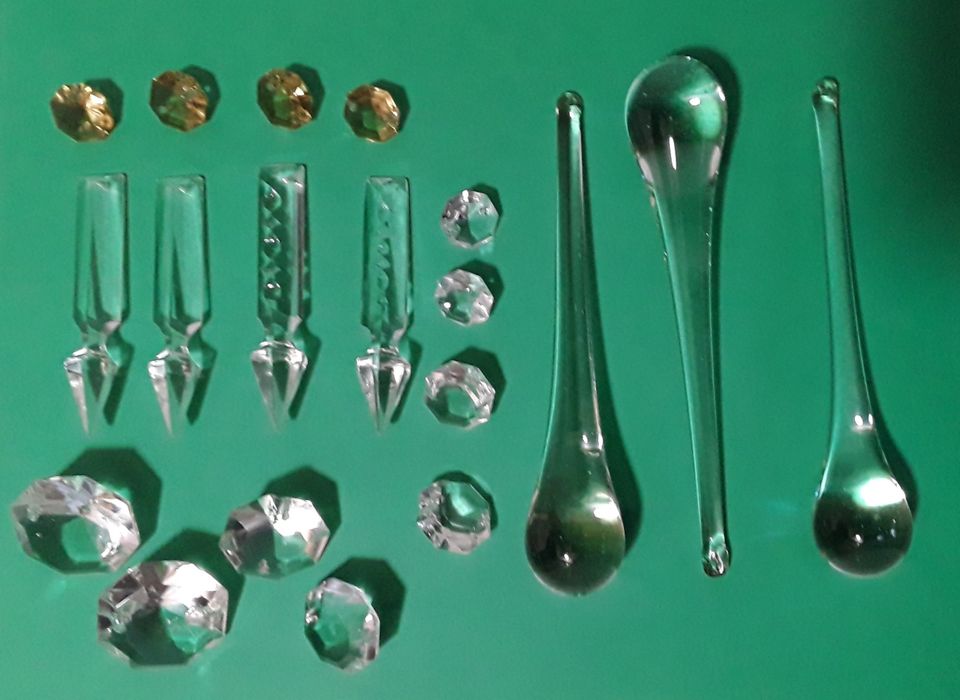 Pedras e pingentes antigos em vidro para candeeiros ou lustres