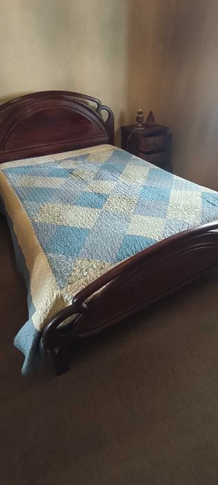 Quarto antigo completo em madeira