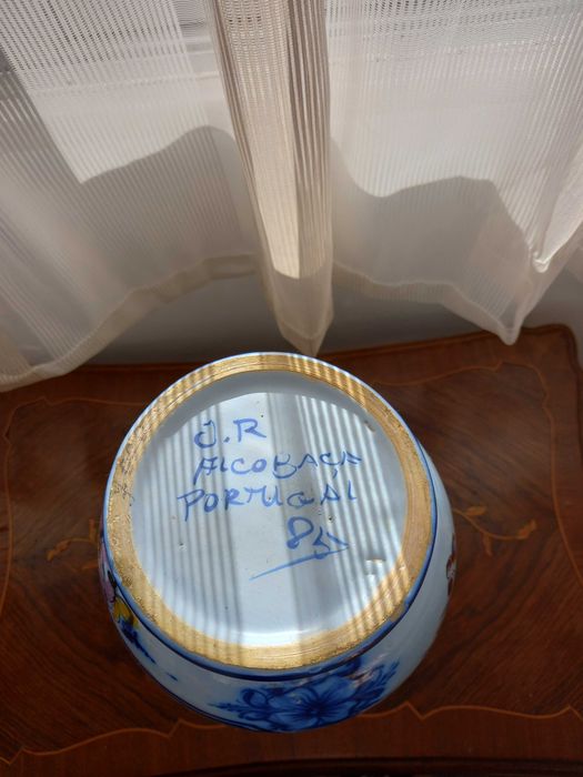 Bela jarra decorativa em loiça