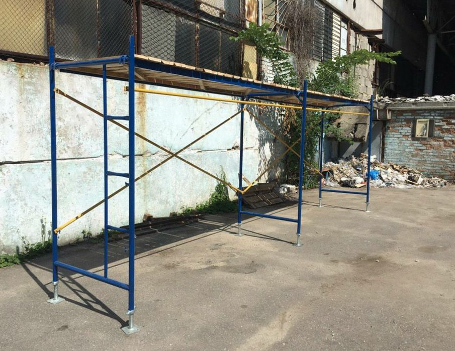 Строительный лес с лестницей,строительные лиса,леса трубчатые