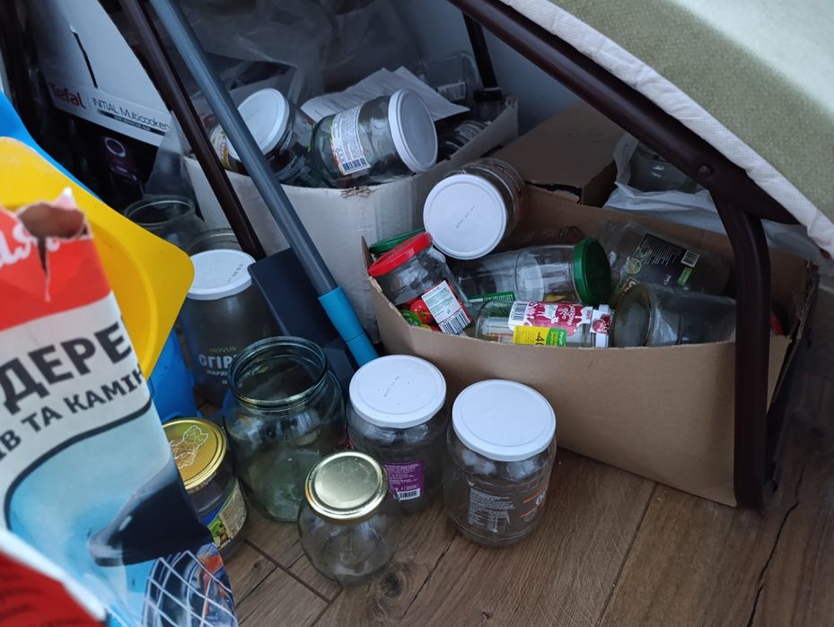 Скляні банки різного об'єму