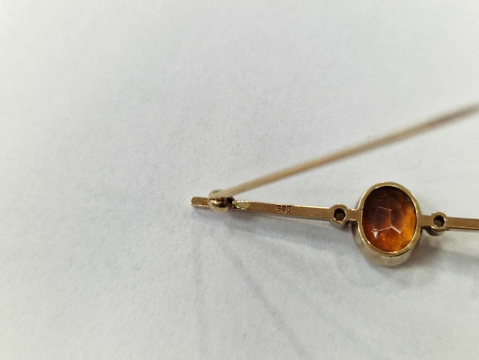 XX wiek! Złota broszka/ 585/ 4.00 gram/ Perły morskie/ Topaz złocisty