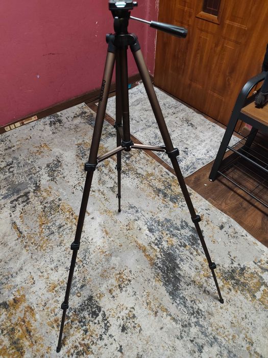 statyw fotograficzny z poziomicą