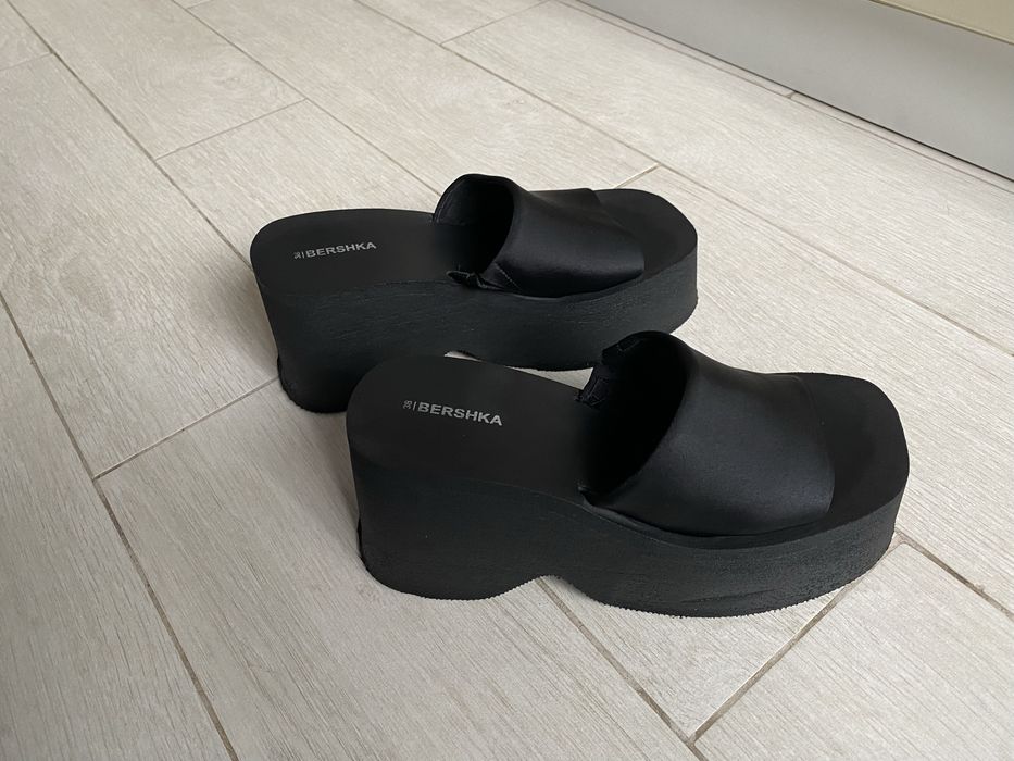 Шльопанці на платформі Bershka