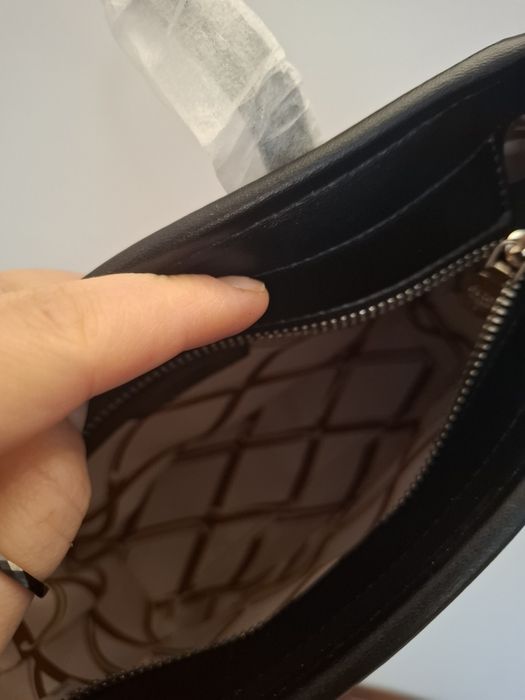 czarna torebka to model MCM Toni mała
