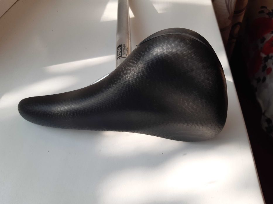 Велосипедное сиденье с подседельным штырем.