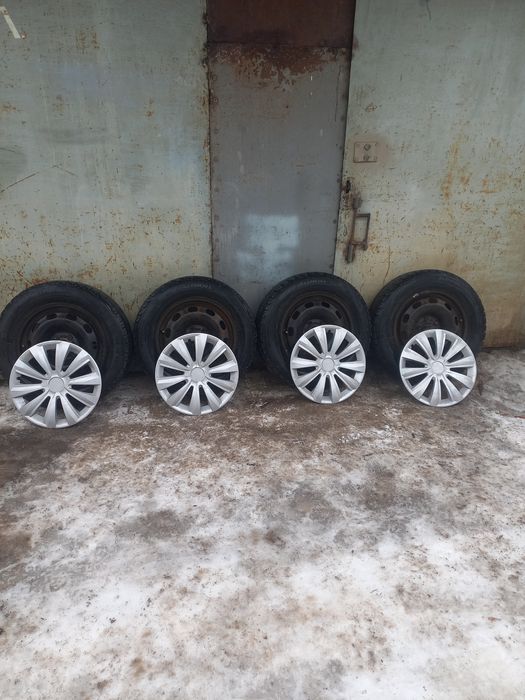 Продам практически новые зимние колеса 195/65  R15.