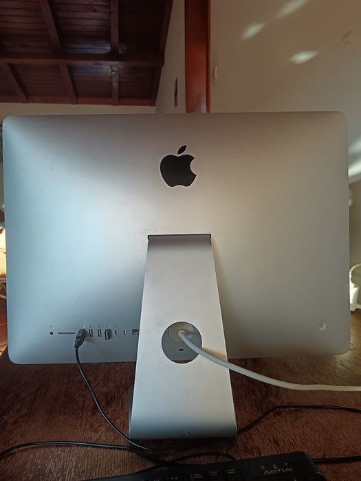 iMac 21.5” (SSD 1TB / Intel i5 / 8GB RAM) – Excelente Estado!