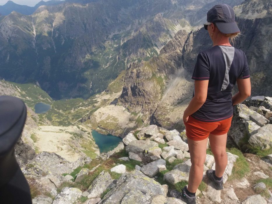 szara koszulka trekkingowa