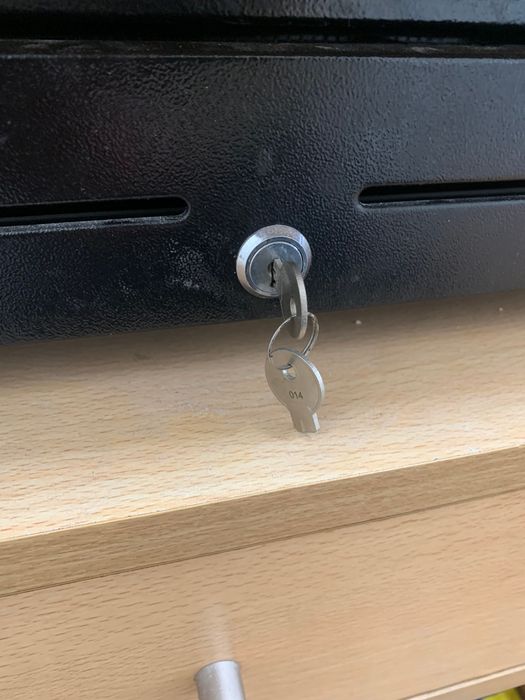 Balcão loja em madeira + cadeira + caixa registadora