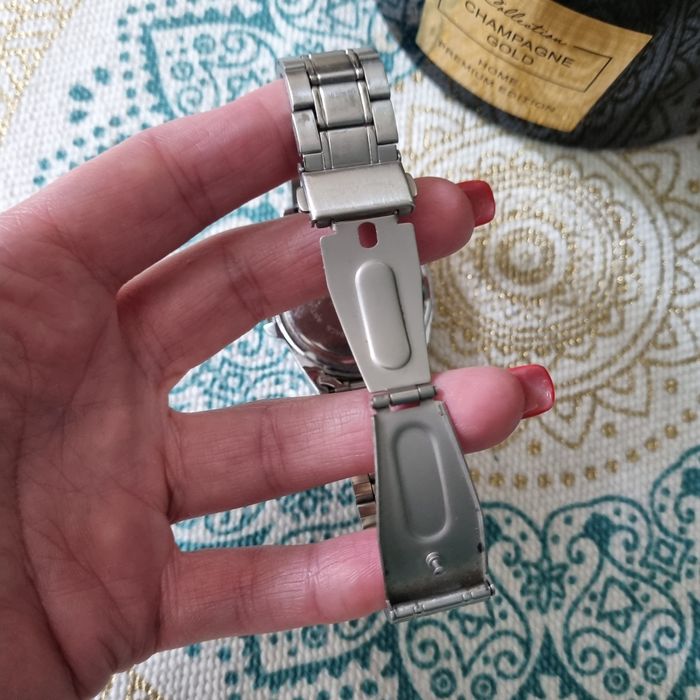 Duży zegarek damski z cyrkoniami kwarcowy.