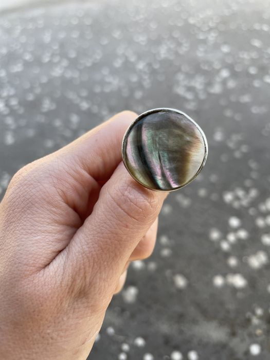 Anel com pedra iridescente