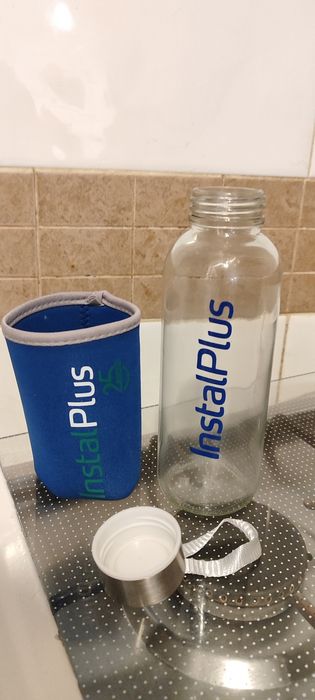 Garrafa de Vidro com proteção de neoprene azul e logótipo Instal Plus