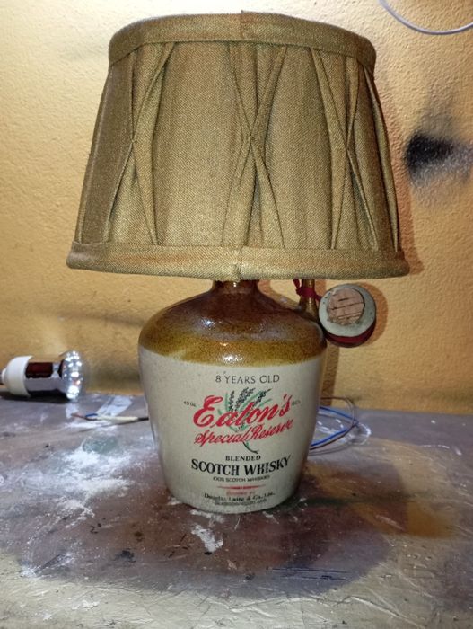 Candeeiro com garrafa de whisky antiga