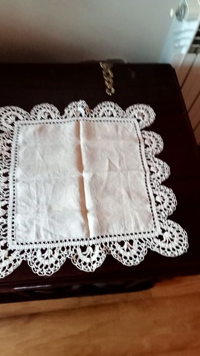 Napron de tecido e renda manual muito antiga medidas 53 x 53