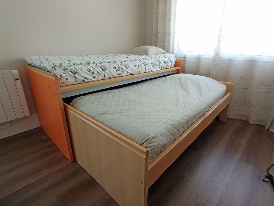 Quarto 2 camas 2 gavetões e secretária
