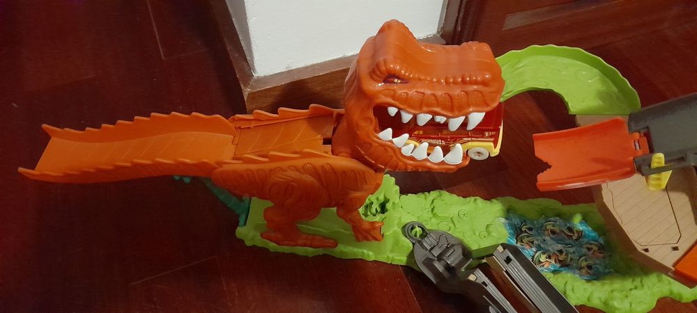 Pista Hotwheels Ataque do dinossauro T-Rex