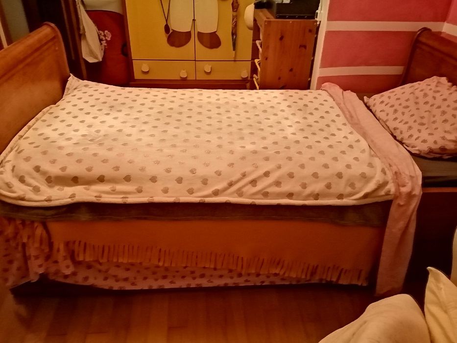 Cama com estrado e colchao