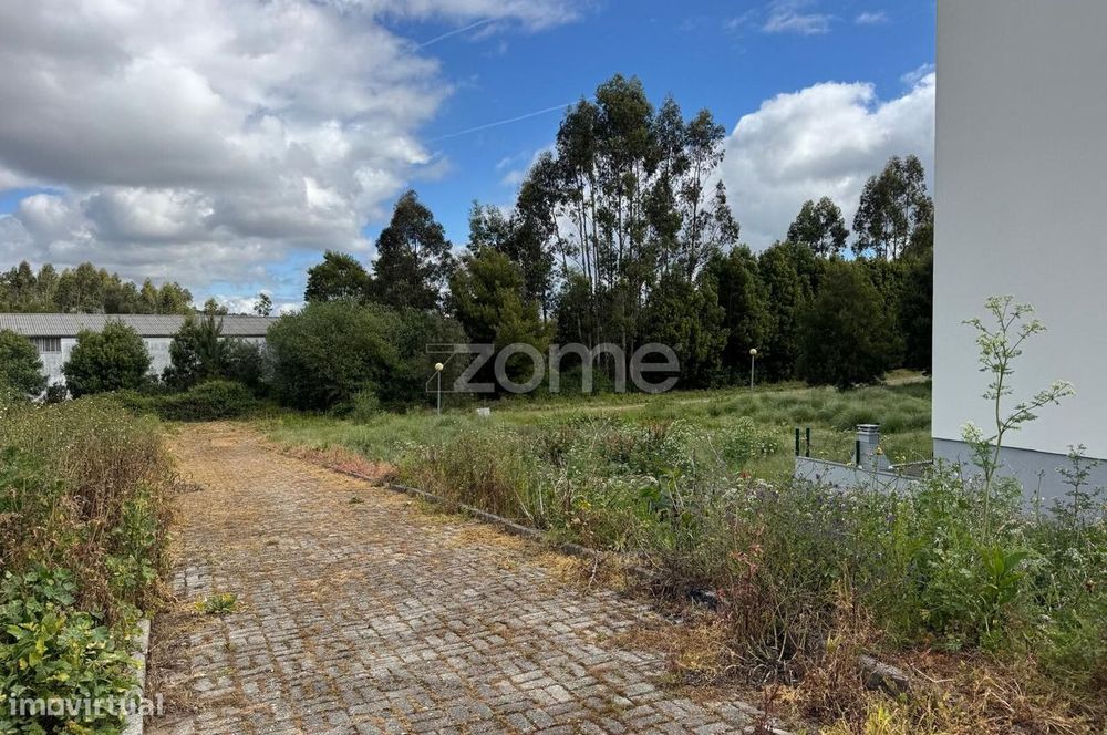 Lote de terreno, para construção de moradia, em Santa Maria de Lamas