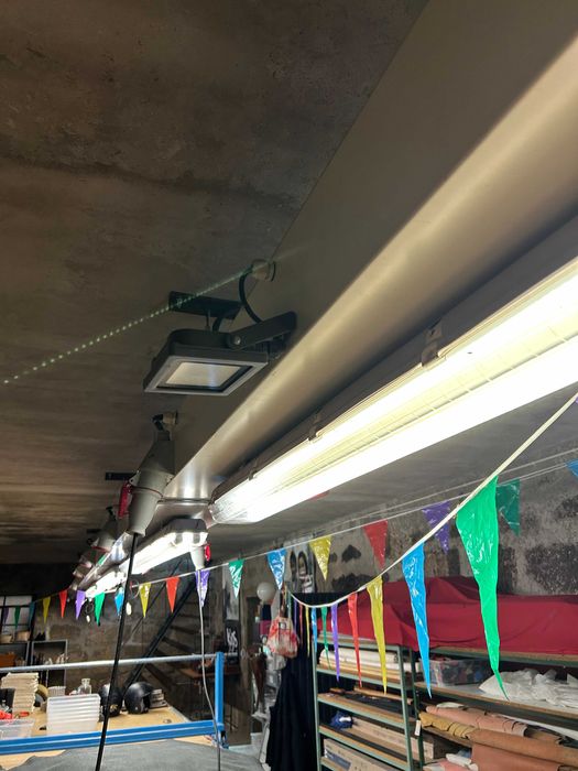 Sistema de Iluminação Industrial com 6 Luzes e 16 Tomadas Trifásicas