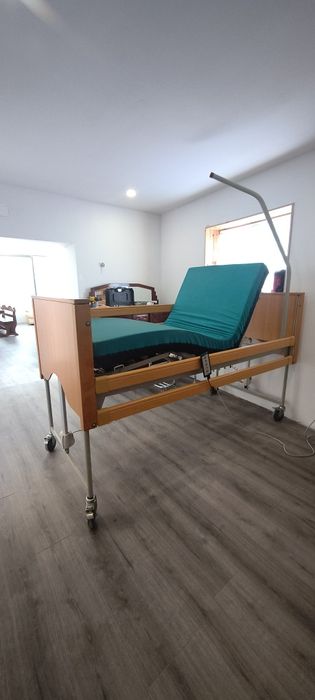 Cama articulada elétrica e elevatória hospitalar